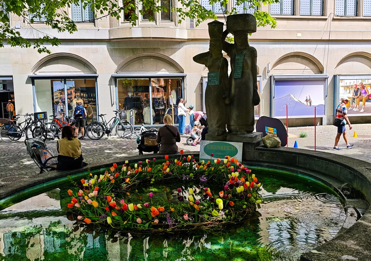 Marktplatz fountain ringed with tulips and a sculpted figure