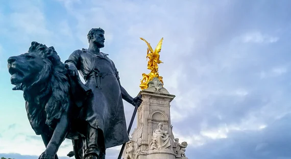 Victoria Memorial bronze statue with the golden angel behind