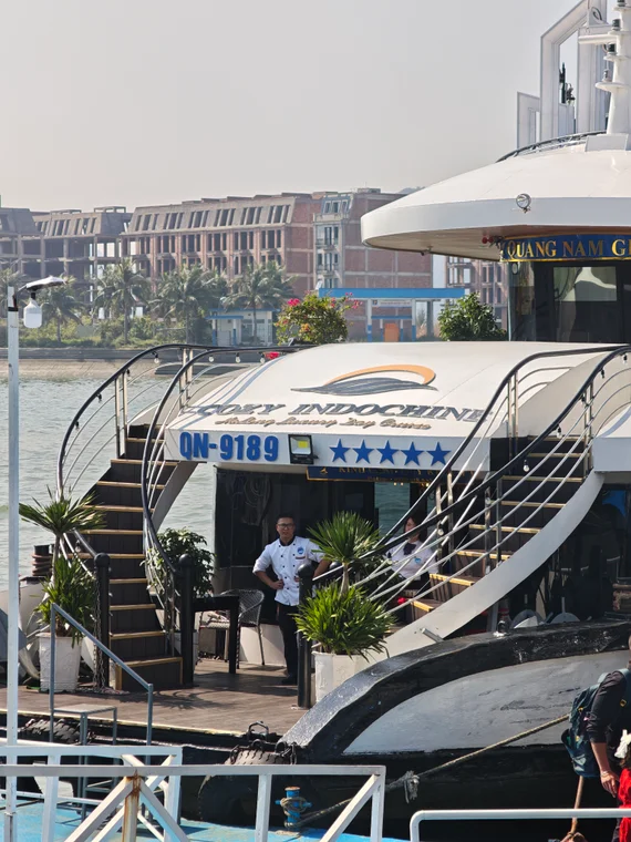 Ha Long Bay life on boat