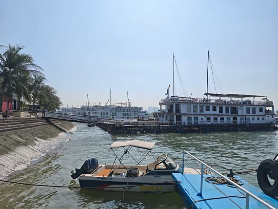 Ha Long Bay life on boat