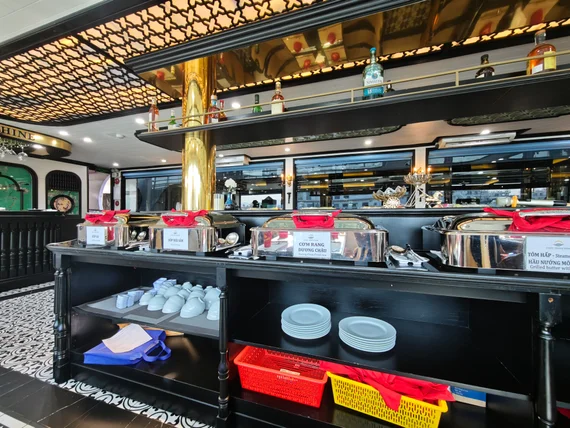 Ha Long Bay life on boat