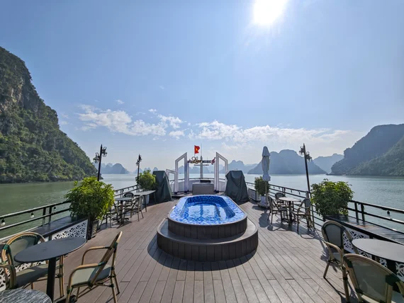 Ha Long Bay life on boat